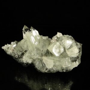 Des cristaux d'apophyllite de très bonne qualité, une pièce pour collectionneur de minéraux, l'échantillon vient de l'Inde