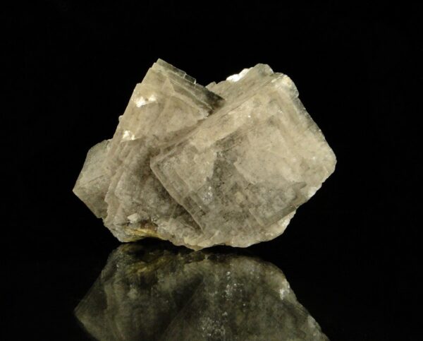 Ce sont des cubes de fluorite de Chaillac, une pièce pour collectionneur de minéraux.