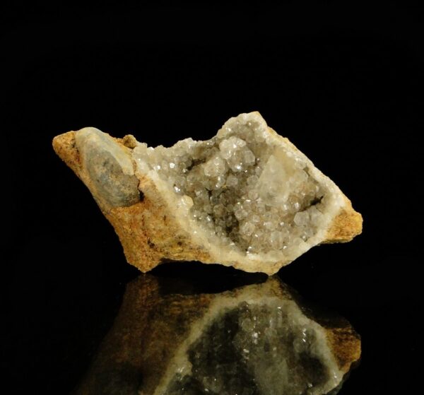 Une géode de cristaux de calcite de Pau, Pyrénées-Atlantiques, France, une pièce pour collectionneur de minéraux.