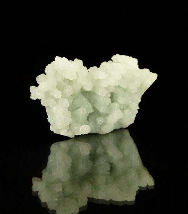 Ce sont des cristaux de phrénite verts, ils viennent d'Inde, c'est une pièce pour collectionneur de minéraux.