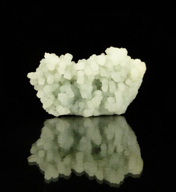 Ce sont des cristaux de phrénite verts, ils viennent d'Inde, c'est une pièce pour collectionneur de minéraux.