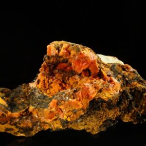 Ce sont des cristaux de crocoite rouge, la pièce vient d'Australie, de Tasmanie, c'est un échantillon pour collectionneur de minéraux.