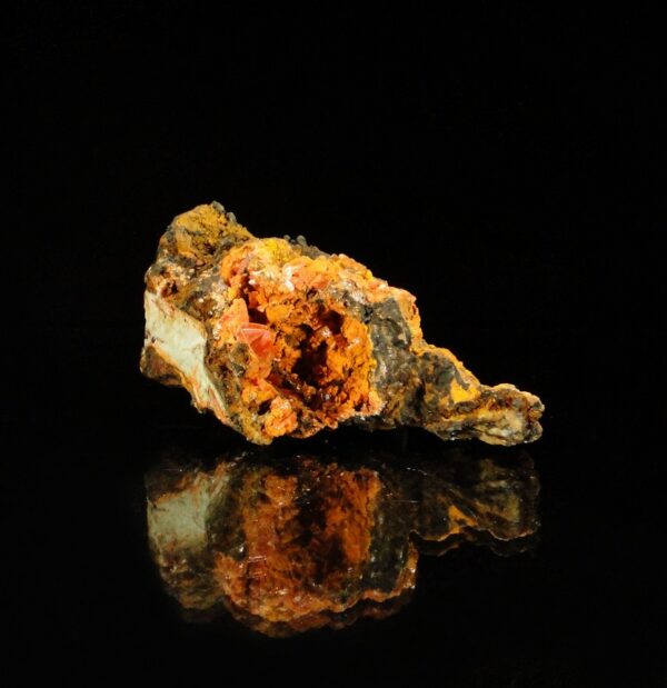 Ce sont des cristaux de crocoite rouge, la pièce vient d'Australie, de Tasmanie, c'est un échantillon pour collectionneur de minéraux.
