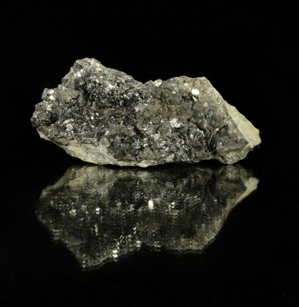 Ce sont des cristaux de sphalérite, de la mine des Malines, c'est une pièce pour collectionneur de minéraux.