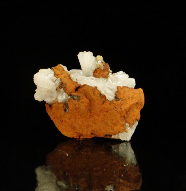 Une association adamite et hémimorphite de la mine de Ojuela au Méxique, c'est une pièce pour collectionneur de minéraux.
