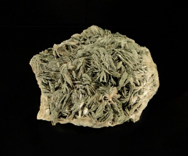 Une pièce de baryte recouverte de pyrite de Chaillac, c'est une pièce pour collectionneur de minéraux.