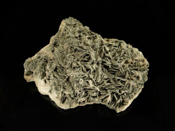 Une pièce de baryte recouverte de pyrite de Chaillac, c'est une pièce pour collectionneur de minéraux.