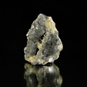 Une masse de galène associée à de la baryte, elle vient de la mine de Chaillac, c'est une pièce pour collectionneur de minéraux.