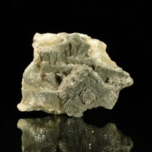 Une pièce de fluorite et baryte recouverte de pyrite de Chaillac, c'est une pièce pour collectionneur de minéraux.
