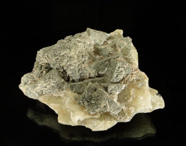 Une pièce de fluorite et baryte recouverte de pyrite de Chaillac, c'est une pièce pour collectionneur de minéraux.