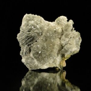 Une pièce de fluorite et baryte recouverte de pyrite de Chaillac, c'est une pièce pour collectionneur de minéraux.