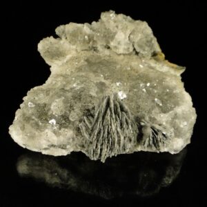 Une pièce de fluorite et baryte recouverte de pyrite de Chaillac, c'est une pièce pour collectionneur de minéraux.