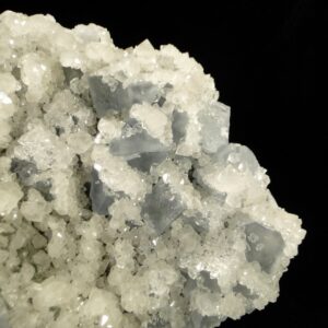 Des cristaux de fluorite sur quartz de la mine du Burc, une pièce de qualité pour collectionneur de minéraux.