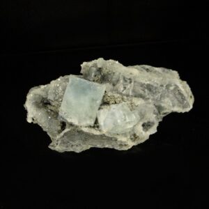 Des cristaux de fluorite sur quartz de la mine du Burc, une pièce de qualité pour collectionneur de minéraux.