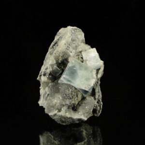 Des cristaux de fluorite sur quartz de la mine du Burc, une pièce de qualité pour collectionneur de minéraux.