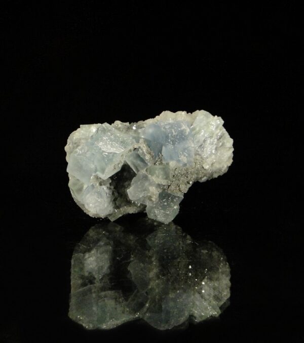 Des cristaux de fluorite sur quartz de la mine du Burc, une pièce de qualité pour collectionneur de minéraux.