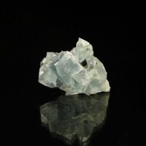 Des cristaux de fluorite sur quartz de la mine du Burc, une pièce de qualité pour collectionneur de minéraux.