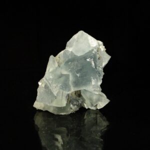 Des cristaux de fluorite sur quartz de la mine du Burc, une pièce de qualité pour collectionneur de minéraux.