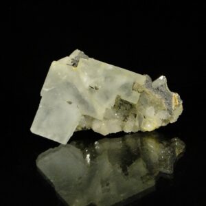 Des cristaux de fluorite sur quartz de la mine du Burc, une pièce de qualité pour collectionneur de minéraux.