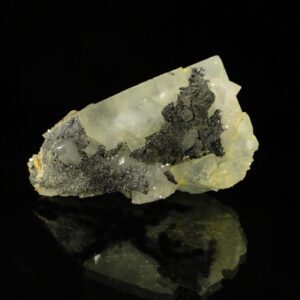 Des cristaux de fluorite sur quartz de la mine du Burc, une pièce de qualité pour collectionneur de minéraux.