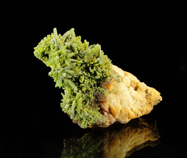 C'est une pyromorphite verte, une pièce de collcetion pour collectionneur de minéraux.