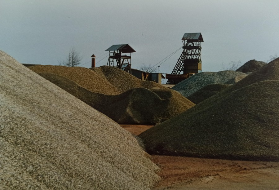 Ce sont les deux puits de la mine du Rossignol, à Chaillac, c'est une mine maintenant fermée.