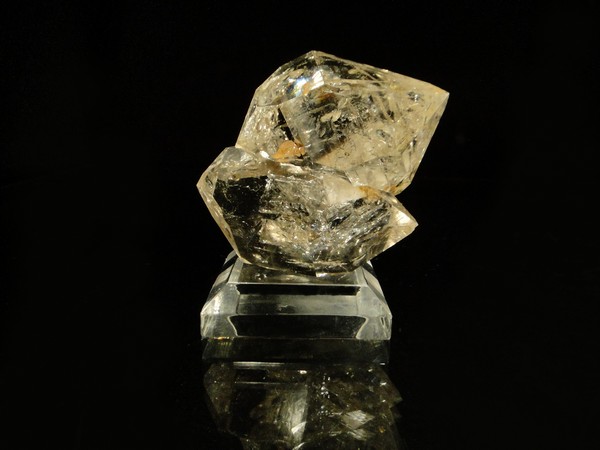 Un quartz présenté sur un socle pour le mettre en valeur dans sa collection de minéraux.
