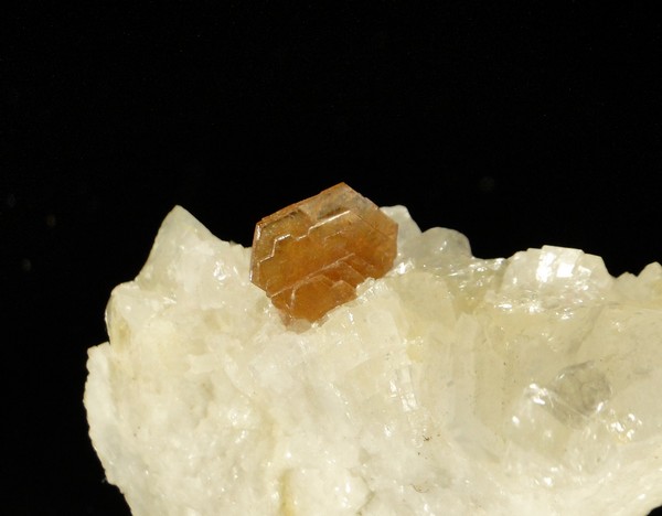 Un cristal de bastnaésite, c'est une terre rare, minéraux, elle vient illustrer l'article de blog sur ce qu'est une belle pièce minéralogique.