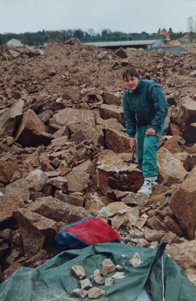 Une photo de Guillaume Fafournoux devant des grenats et cristaux de minéraux trouvés durant les travaux de construction de l'A20.