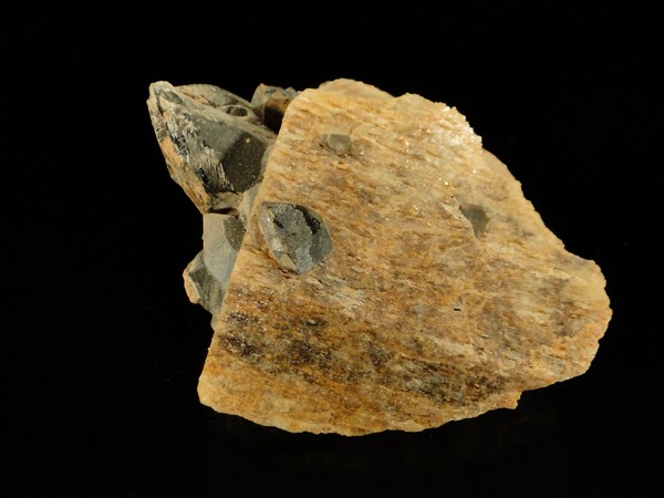 Des cristaux de quartz fumé avec de l'orthose, ce sont des minéraux pour collectionneur.