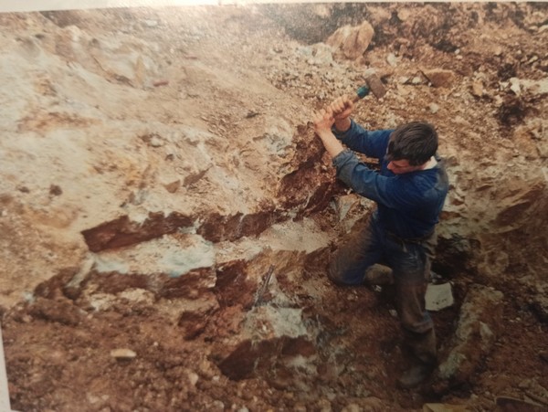 C'est une photo de nos recherche de minéraux, à Chaillac, ou en Limousin, nous cherchions de la fluorite, des pegmatites, des quartz, des minéraux, dans les mines ou les carrières.