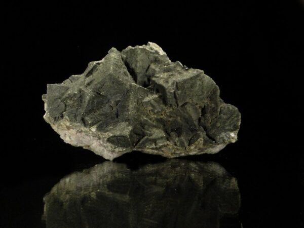 Ce sont des cristaux de fluorite recouverts de pyrite et de galène, c'est une pièce pour collectionneur de minéraux.