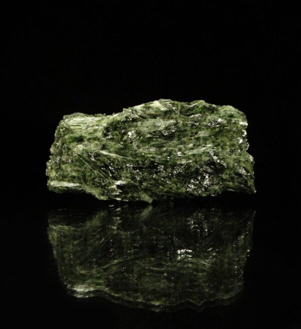 Un ensemble de cristaux d'actinolite du Tyrol en Autriche, c'est une pièce pour collcetionneur de minéraux.