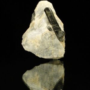 Un cristal de tourmaline, schorl de Beauchaud, dans le Puy de Dôme, c'est une pièce pour collectionneur de minéraux.