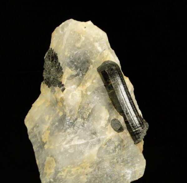Un cristal de tourmaline, schorl de Beauchaud, dans le Puy de Dôme, c'est une pièce pour collectionneur de minéraux.