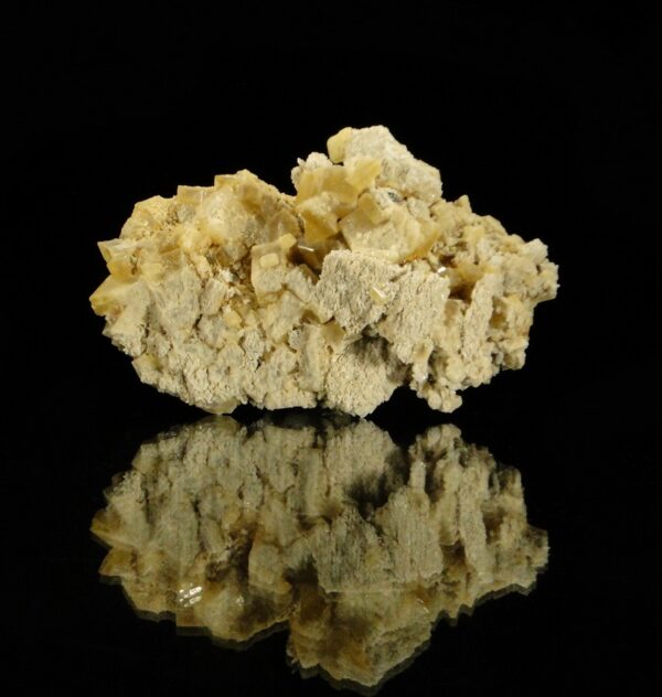 Ce sont des cristaux de baryte jaune venant de Châtel-Guyon, c'est une pièce pour collectionneur de minéraux.