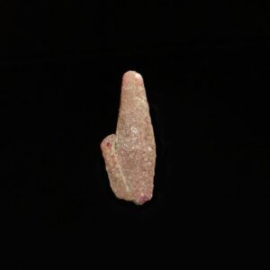 Ce sont des cristaux de rubis de Ceylan, un pièce pour collectionneur de minéraux.