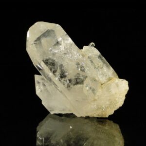 Ce sont des cristaux de quartz des Alpes, une pièce pour collectionneur de minéraux.