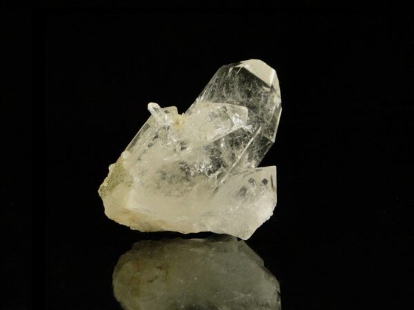 Ce sont des cristaux de quartz des Alpes, une pièce pour collectionneur de minéraux.