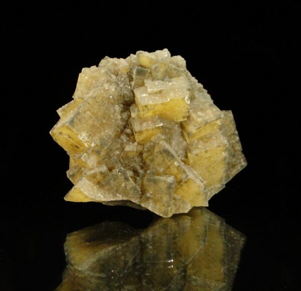 Ce sont des cristaux de fluorite de la mine du Rossignol, Chaillac, c'est une pièce pour collectionneur de minéraux.