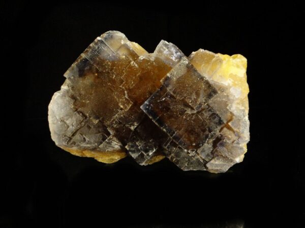 Un ensemble de cristaux de fluorite de Valzergues, c'est une pièce pour collectionneur de minéraux.