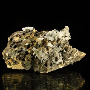 Ce sont des cristaux d'aragonite et de calcite de Gergovie en Auvergne, une pièce pour collectionneur de minéraux.