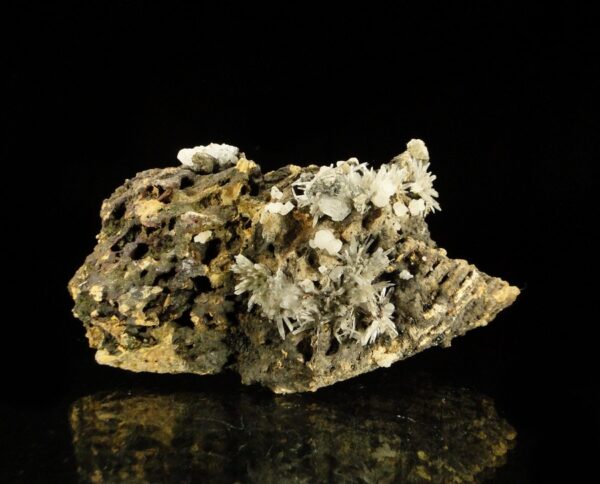 Ce sont des cristaux d'aragonite et de calcite de Gergovie en Auvergne, une pièce pour collectionneur de minéraux.
