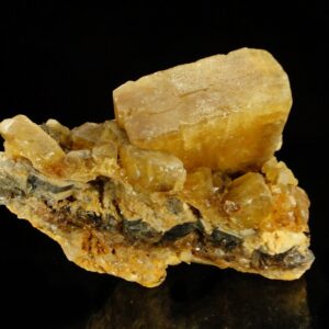 Ce sont des cristaux de baryte de Saint Georges les Bains, une pièce pour collectionneur de minéraux.