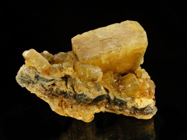 Ce sont des cristaux de baryte de Saint Georges les Bains, une pièce pour collectionneur de minéraux.