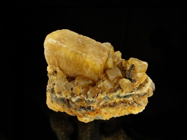 Ce sont des cristaux de baryte de Saint Georges les Bains, une pièce pour collectionneur de minéraux.