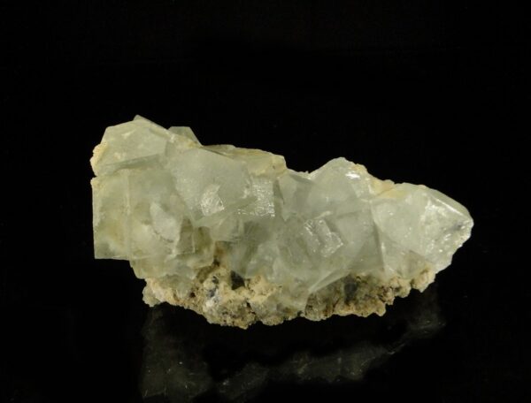 Ce sont des cristaux de fluorite de Dalnegorsk, une pièce pour collectionneur de minéraux.
