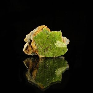 Ce sont des cristaux de pyromorphite verts de la mine de saint Salvy dans le Tarn, une pièce pour collectionneur de minéraux.