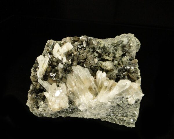 Ce sont des cristaux d'axinite associès à des quartz, une pièce pour collectionneur de minéraux.
