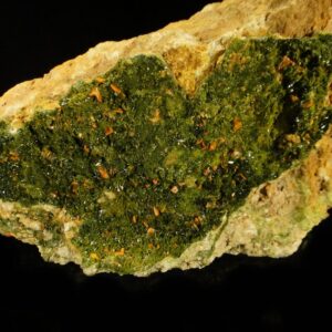 Ce sont des cristaux de crocoïte sur pyromorphite de Nontron, une pièce pour collectionneur de minéraux.